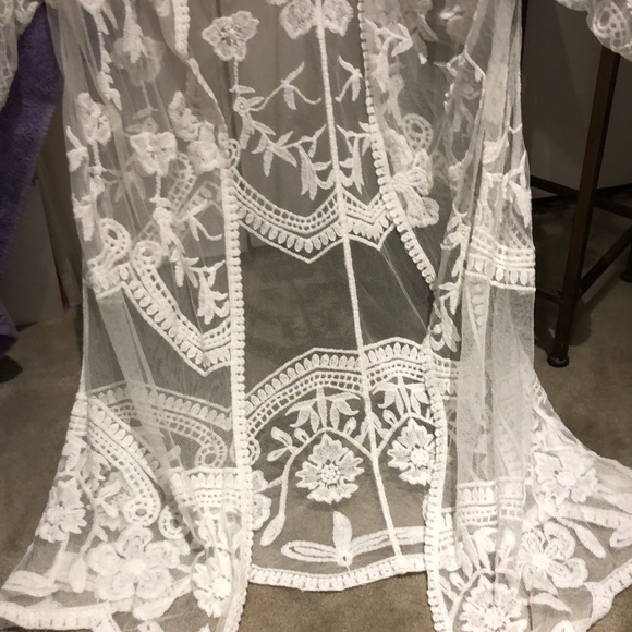 Gorgeous embroidered see-through kimono. no tag -previously owned by Xl  woman. - Picture 3 of 8